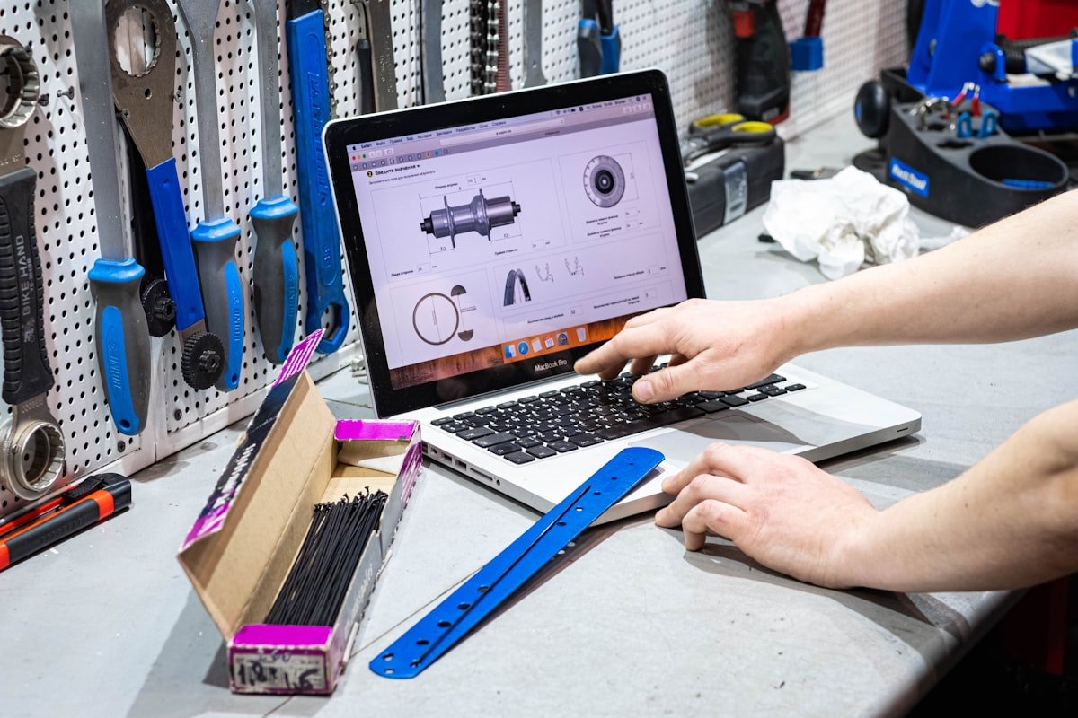 Vakman met laptop